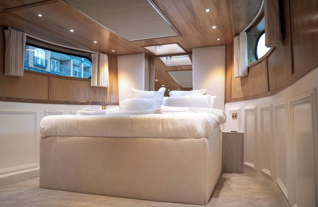 Charming 2-bedroom boat with WiFi, AC in lovely Liverpool