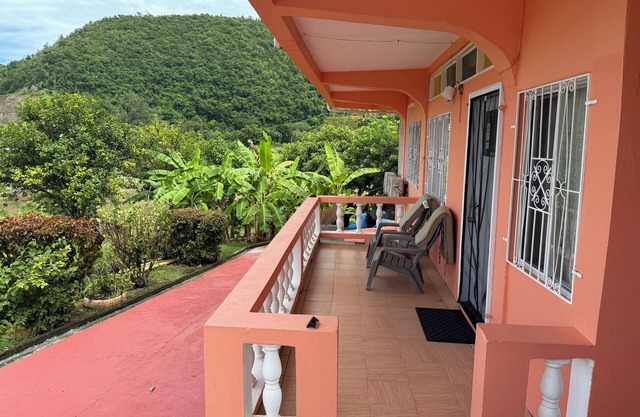 Charming 2-bedroom bed & breakfast in fabulous St. George's with AC, WiFi,pets