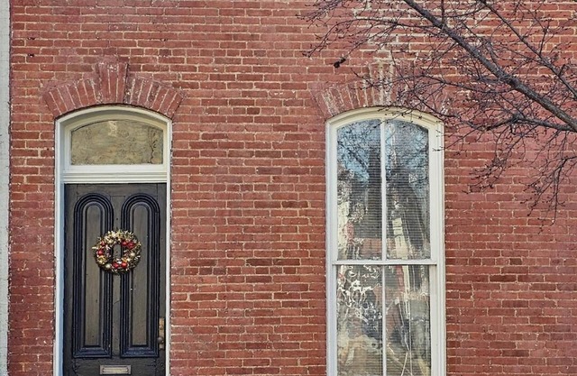 Charming 2-bedroom Baker Park townhome with WiFi, parking and patio in downtown