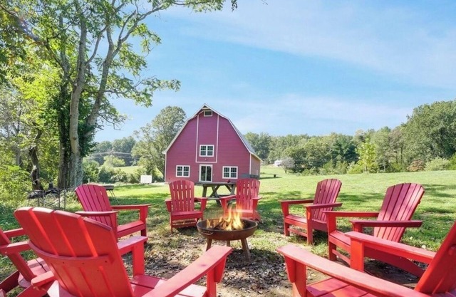 Charming 2-bedroom barn with WiFi, AC in brilliant Etlan, minutes from Old Rag.