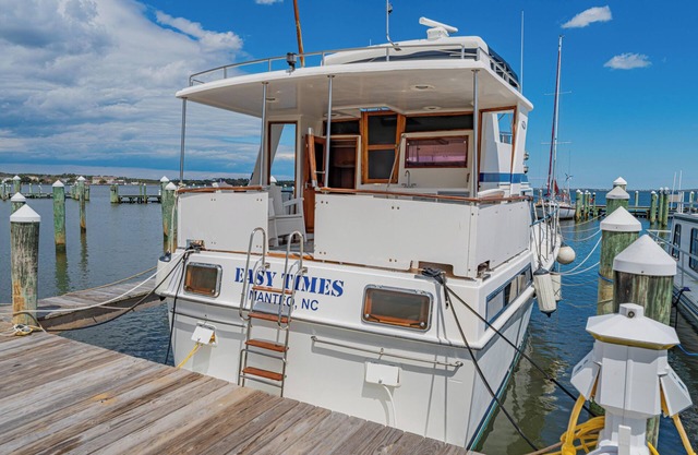 Charming 2-bedroom boat in amazing Manteo WiFi, AC, fitness room, pool, kayaks