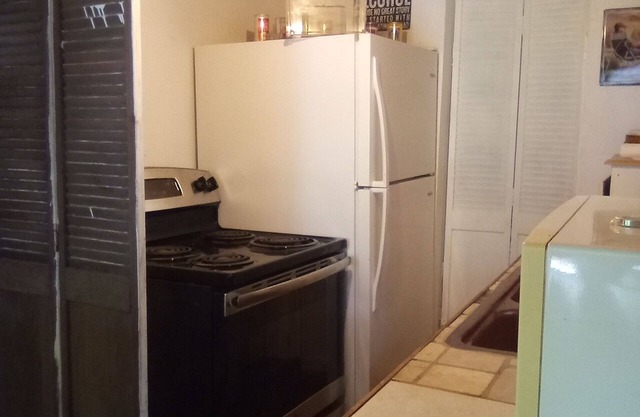 Charming 2-bedroom bungalow. Walking distance to the lake and pet friendly.