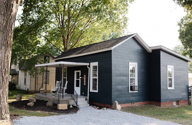 Charming 2-bedroom bungalow plus Murphy bed, office and outdoor space.