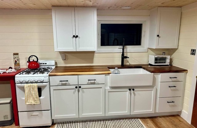 Charming 2-bedroom cottage on Merry Meeting Lake in New Durham, NH with WiFi/AC