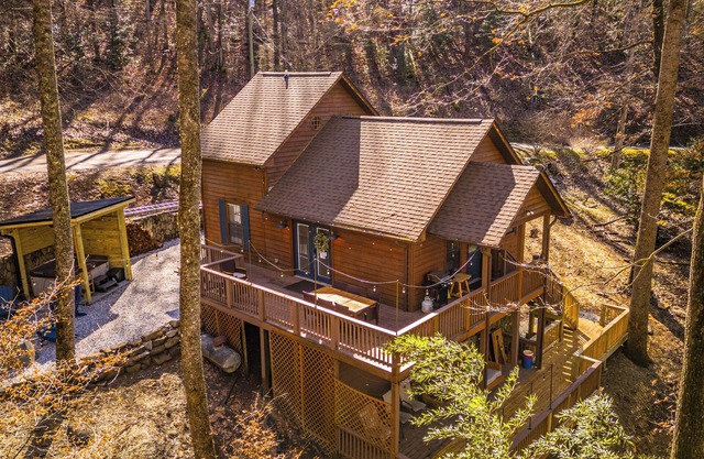 Charming 2-bedroom cabin close to Bryson City with AC, WiFi, Hot tub