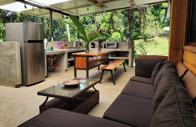 Charming 2-bedroom cabin with WiFi, AC in lovely Pavones