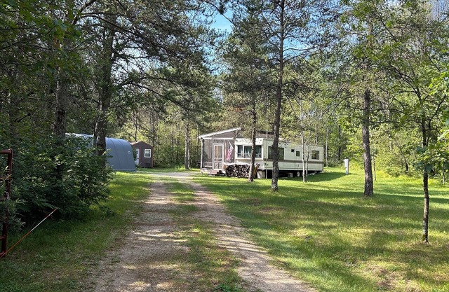 Charming 2-bedroom cabin with screened in outdoor living space in serene Crivitz