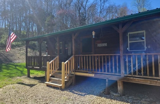 Charming 2-bedroom cabin in the lovely hills of Pike county. nWhy book a hotel?