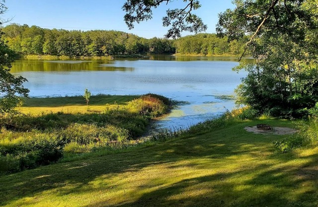 Charming 2-bedroom cottage with WiFi, AC on quiet lake on trails with kayaks.