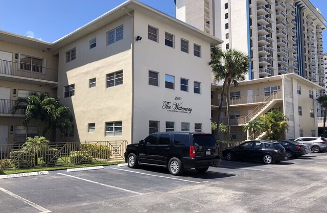 Charming 2-bedroom condo with WiFi, AC in fantastic Hollywood