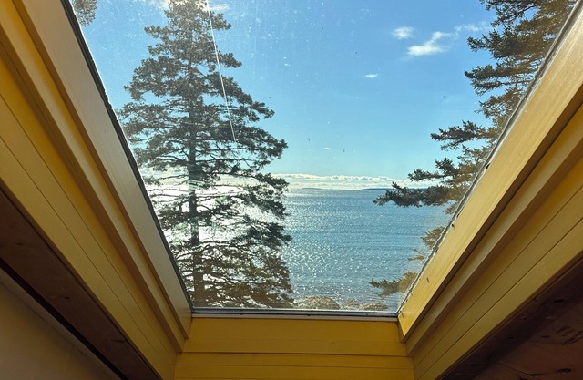 Charming 2-bedroom cottage on the ocean with private beach & pool