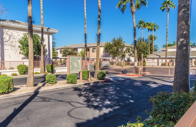 Charming 2-bedroom condo with Heated Pool & fitness room in beautiful Phoenix