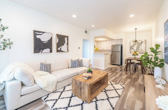 Charming 2-bedroom condo with WiFi, AC in nice Irvine