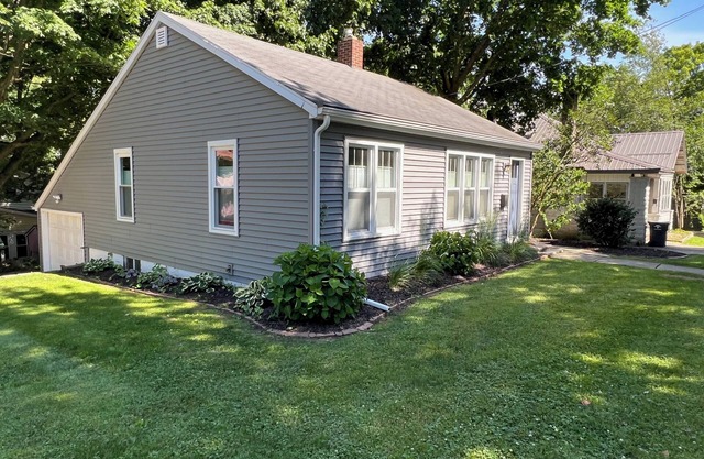 Charming 2-bedroom cottage in Buchanan with AC, WiFi, Centrally located!