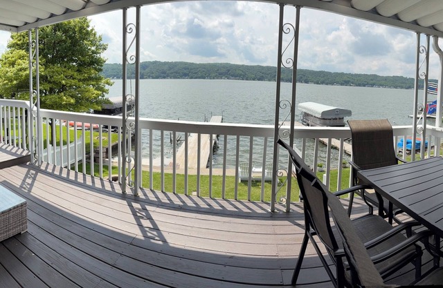 Charming 2-bedroom cottage directly on the water with AC, WiFi on Conesus lake