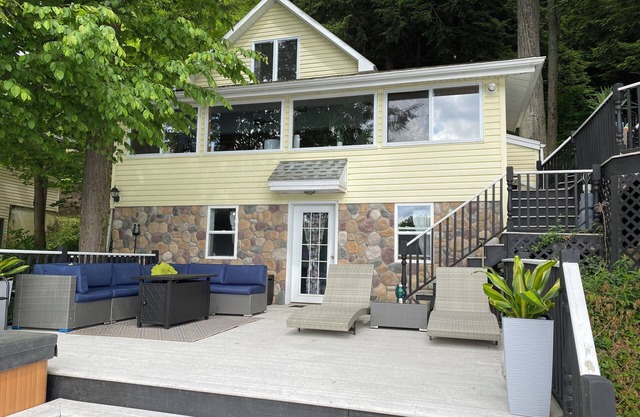 Charming 2-bedroom cottage on Loon Lake.