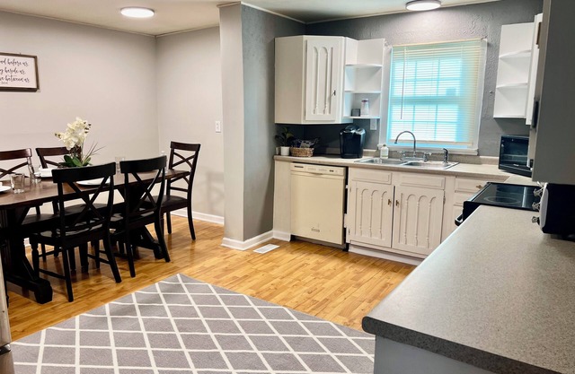 Charming 2-bedroom cottage in fabulous Fulton with AC, WiFi, sleeps 6
