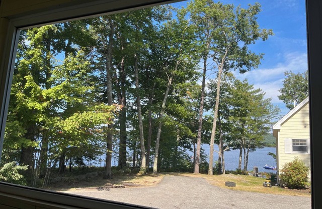 Charming 2-bedroom cottage on Long Lake in Naples ME