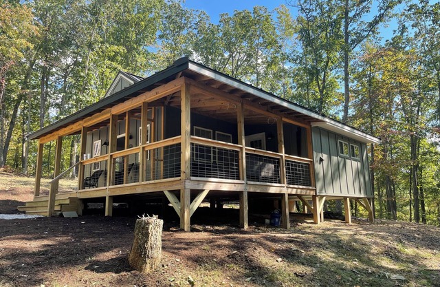 Charming 2-bedroom cottage with WiFi, AC, close to SXS trails in Mckee, KY.