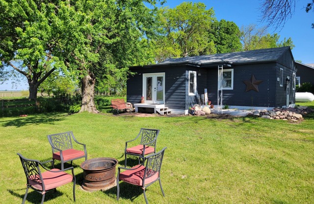 Charming 2-bedroom guest country farmhouse with WiFi, AC in rural Milford.