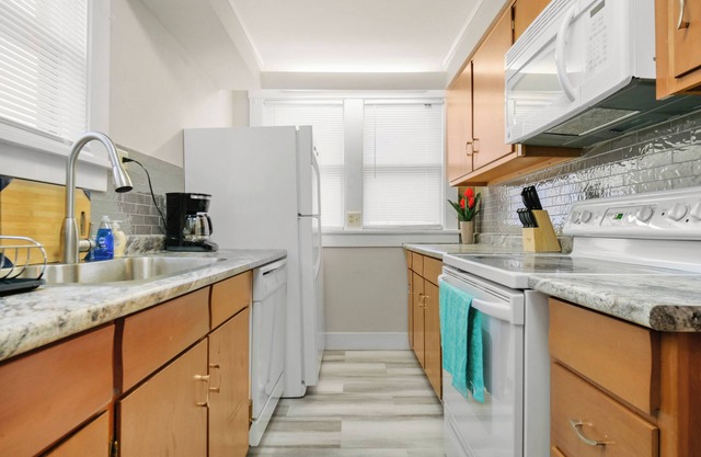 Charming 2-bedroom house near downtown Fort Wayne with AC, off street parking