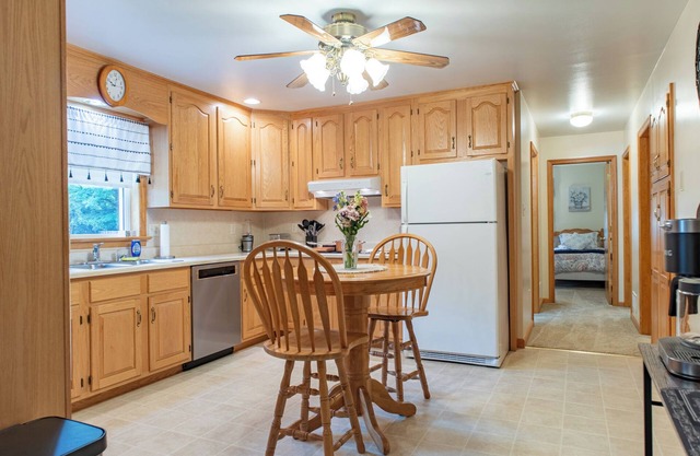 Charming 2-bedroom house with peaceful front porch and game room in Hagerstown