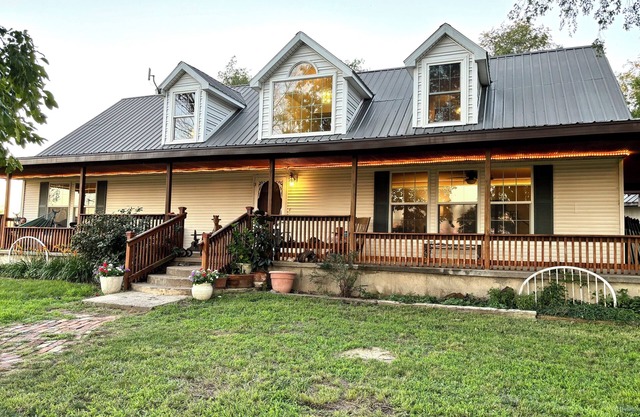 Charming 2-bedroom house in Hutchinson with WiFi, family-friendly.