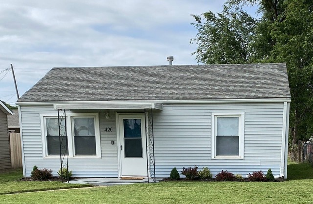 Charming 2-bedroom house in Hutchinson with WiFi and AC