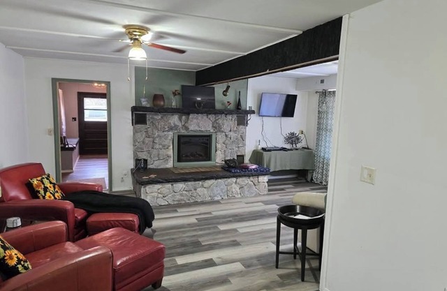 Charming 2-bedroom house near Castle Rock Lake