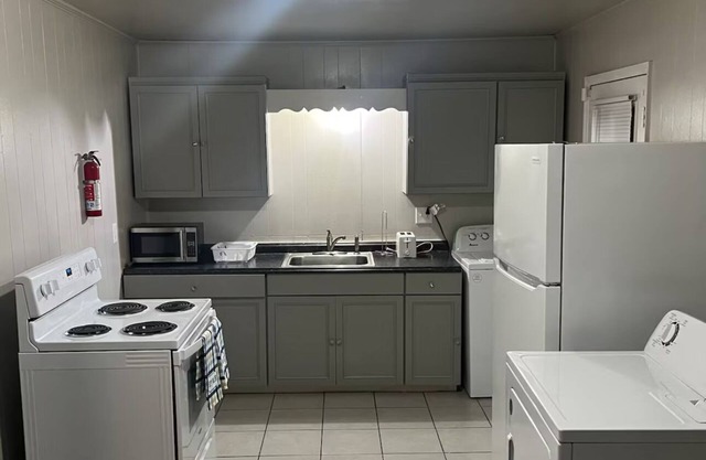 Charming 2-bedroom Haven. 10 minutes from Uptown.
