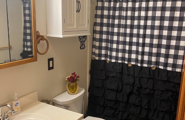 Charming 2-bedroom house in Hillsboro with Wi-Fi and a game room. Happy travels