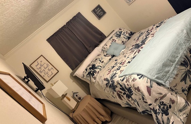 Charming 2-bedroom house with WiFi, in lovely Plainview. Perfect for a family.