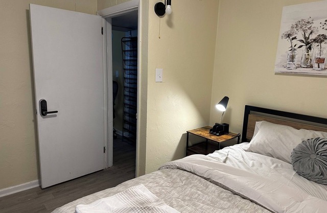 Charming 2-bedroom house in Aberdeen with WiFi and AC