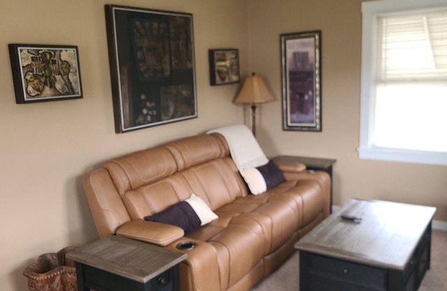 Charming 2-bedroom house with WiFi and AC in delightful Cheswick