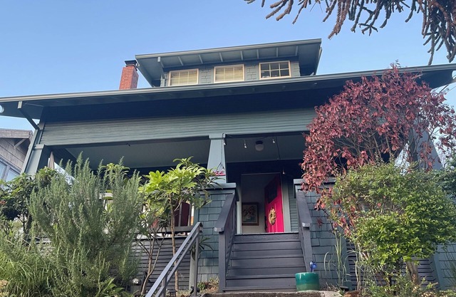 Charming 2-bedroom house with WiFi and AC in delightful Portland