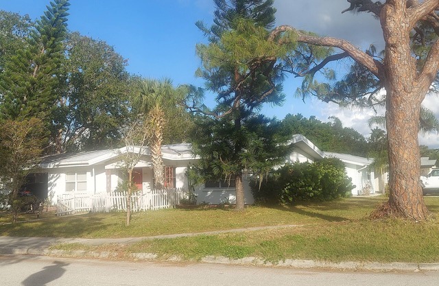 Charming 2-bedroom house in amazing Sarasota close to all yet quiet.petfriendly