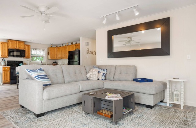 Charming 2-bedroom house in delightful Newbury with AC, WiFi