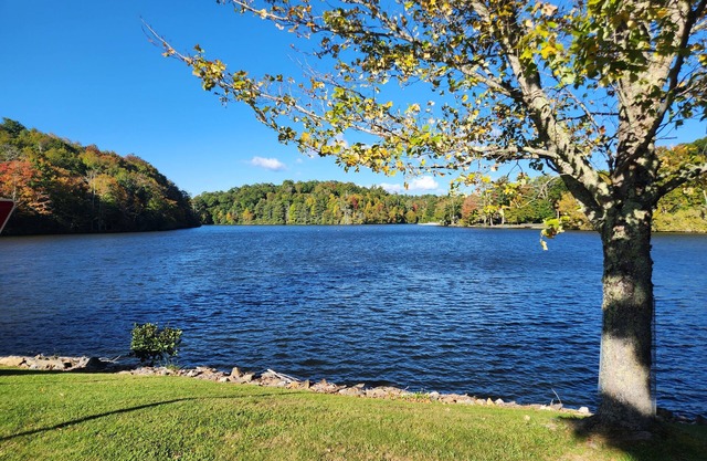 Charming 2-bedroom house on the river with resort amenities, plus golf course!