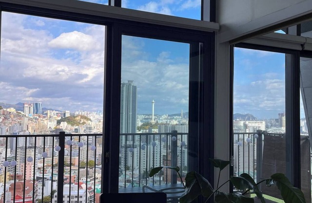 Charming 2-bedroom house with AC and WiFi in lovely Busan