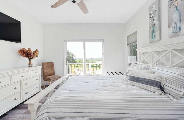 Charming 2-bedroom house with AC, WiFi with mountain and lake views!