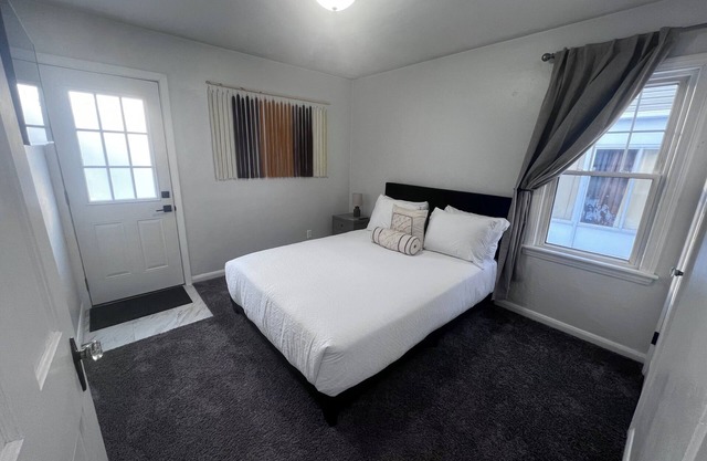 Charming 2-bedroom house in awesome Toledo with WiFi, AC