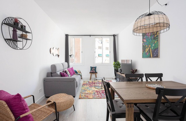 Charming 2 bedroom in Trendy Gracia, 5 mins from the metro and 10 from Sagrada Familia!