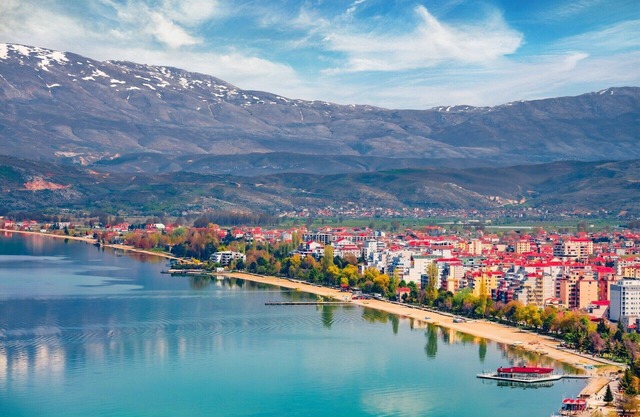 Charming 2-bedroom lake house with WiFi and AC in enchanting Pogradec, Albania