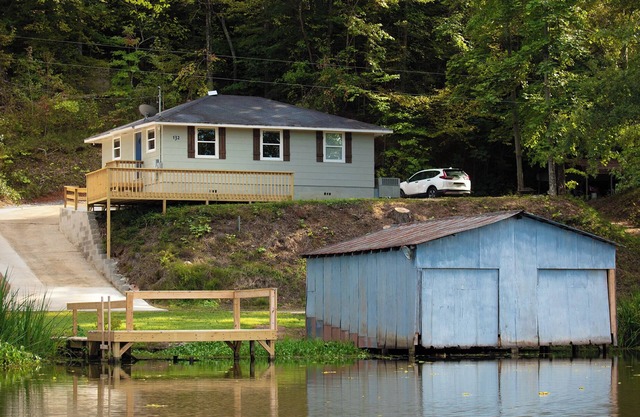Charming 2-bedroom lake house with AC, WiFi, dock, boathouse