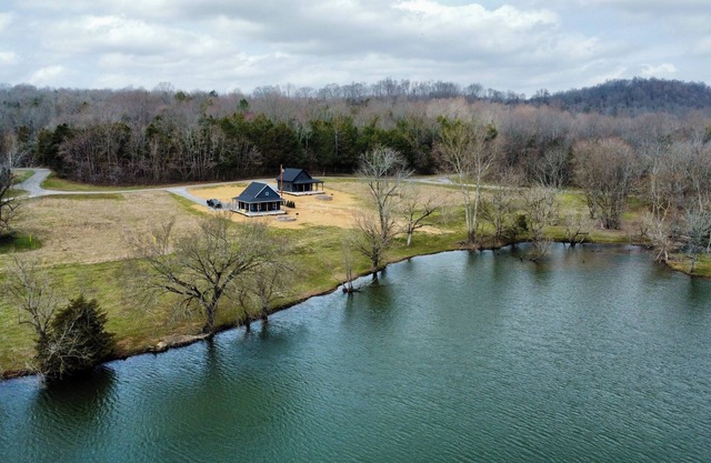Charming 2-bedroom lakefront cabin in marvelous Wartrace with WiFi, Kayaks