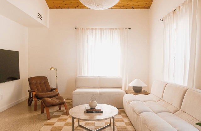 Charming 2-bedroom near Q2 & The Domain