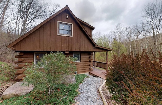 Charming 2-bedroom Private Cabin in Gaines, Hot Tub, WIFI, Fire Ring, Pool Table