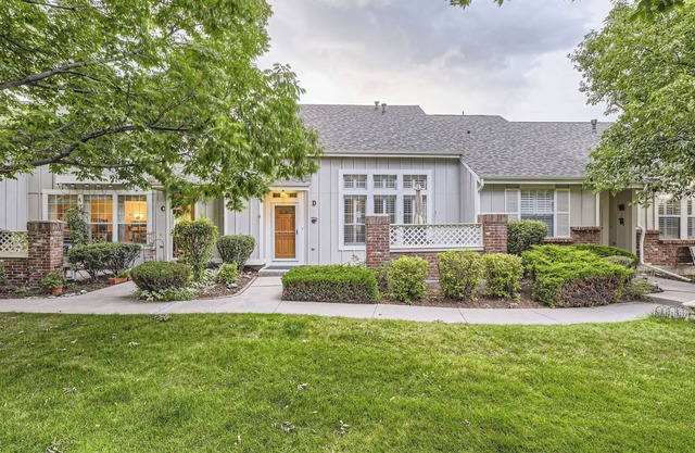 Charming 2-bedroom townhome with WiFi, AC in adorable Littleton