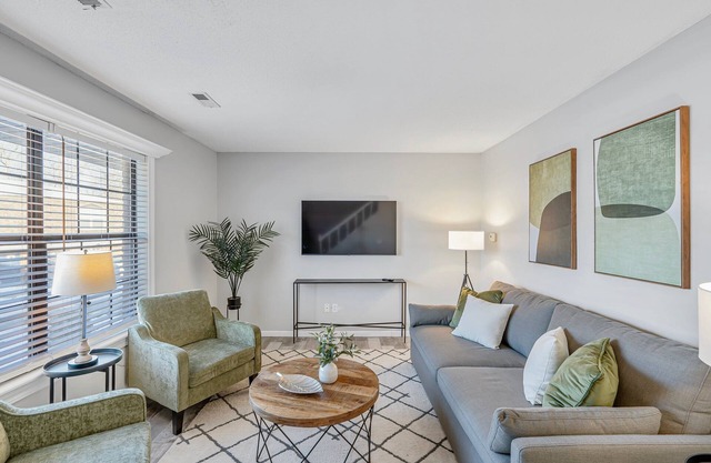 Charming 2-bedroom Townhome- Close Proximity