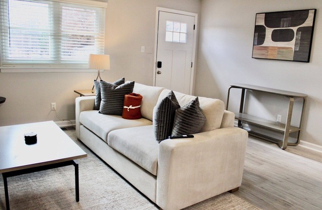 Charming 2-bedroom townhome in Raleigh with AC, WiFi